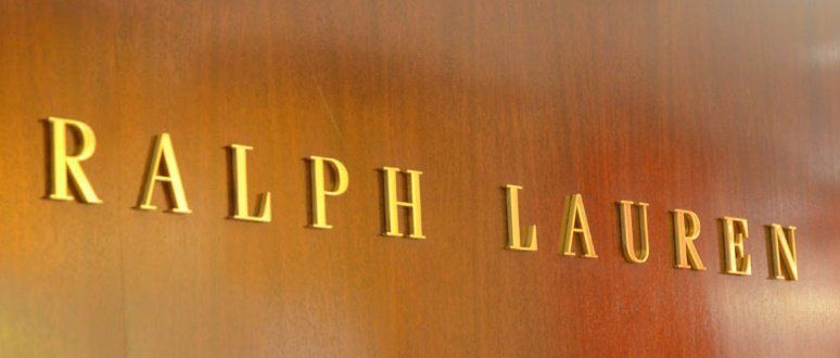 Вывеска магазина в торговом центре из золотых букв