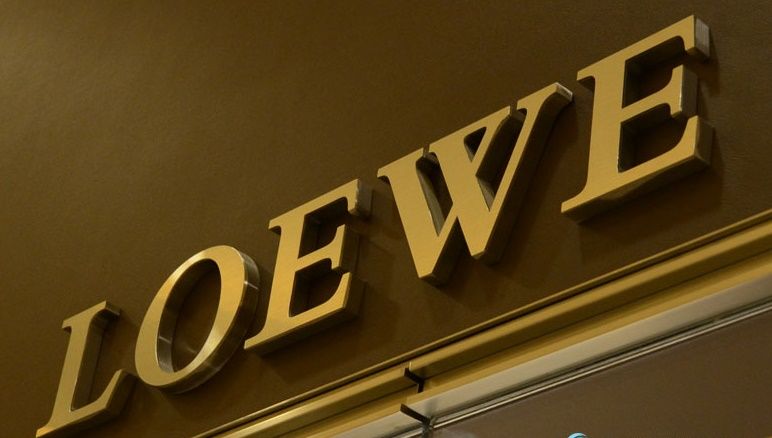 Вывеска магазина в торговом центре из золотых букв