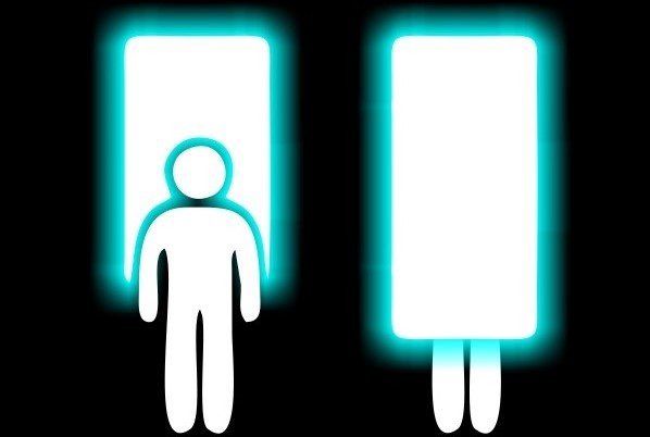 Человек-лайтбокс с рекламой на спине