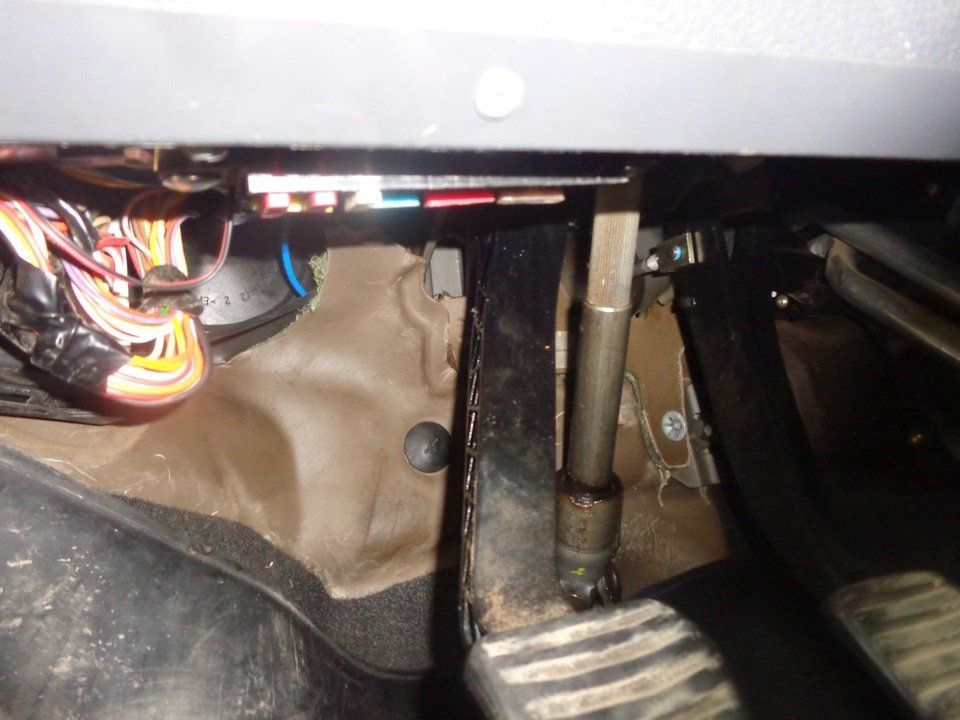 Место для установки лучше выбрать под торпедо, недалеко от разветвителя прикуривателя. Подключение шашек такси.