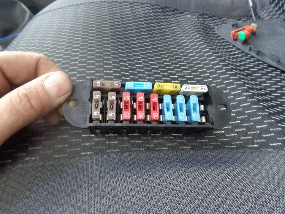 блок предохранителей ВАЗ 2106 малый 46.3722