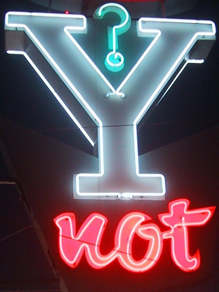 Неоновая рекламная вывеска для бара от Заметно