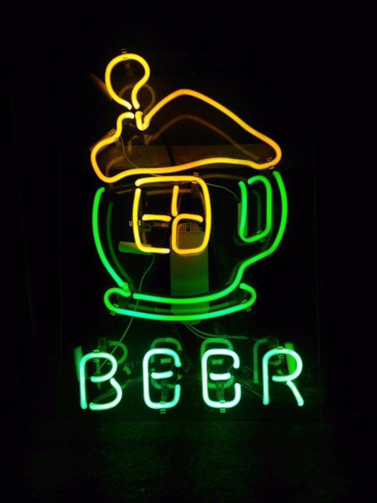 Изготовление неоновой вывески в виде фигурки пивного домика компанией Заметно. Неон всегда в тренде.