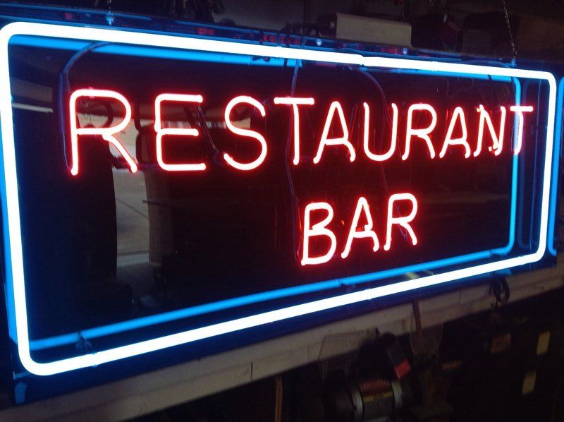 Неоновая рекламная вывеска дляресторана бара от Заметно