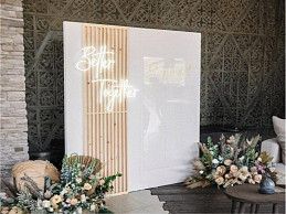 Фотозона с неоновой вывеской