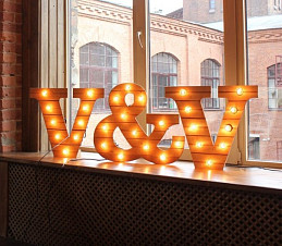 Две буквы и знак амперсанд (дерево)