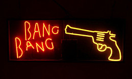 Неоновая вывеска "Bang Bang"