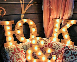 2 деревянные буквы и знак амперсанд