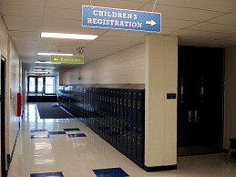 Вывеска к потолку для детского центра