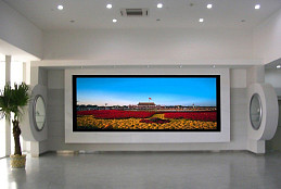 Видео вывеска в интерьере офиса