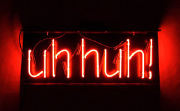Неоновая надпись "uh huh"