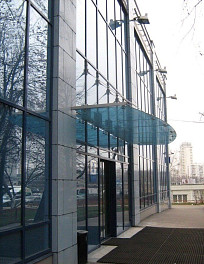 Козырек из стекла над входом в бизнес центр