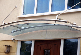 Козырек из стекла для входа