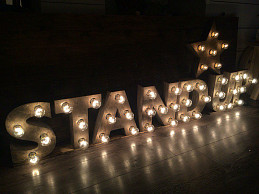 Интерьерная ретро вывеска из стилизованного пластика и ламп накаливания