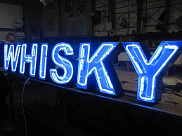 Ретро буквы с неоновыми трубками