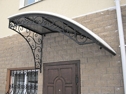 Козырек из поликарбоната с ковкой