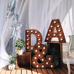 Две деревянные буквы и знак "&" (50 см.)