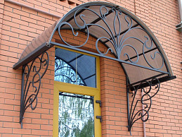 Козырек из поликарбоната с кованными элементами