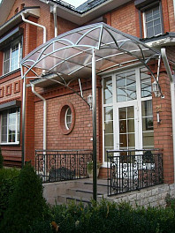 Козырек из поликарбоната для входа