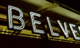 Ретро вывеска с неоновыми трубками